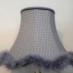 Abat-jour pagode en tissu tendu de coton et finition duvet de cygne bleuté | Abat-jour sur mesure Jade Création