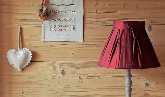 Abat-jour plissé en soie rouge | Jade Création, fabrication sur mesure en Haute-Savoie (74)