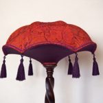 abatjour-sur-mesure-soie-brodee-orange-rouge-pompon-violet-vue-ensemble