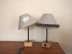 lampes de chevet montagne style chalet en laine avec edelweiss et fourrure