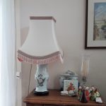 Lampe poterie chinoise et abat jour sur mesure en soie blanc avec galon et frange